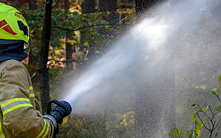 Podczas gaszenia pożaru poszycia lasu strażacy znaleźli ciało mężczyzny